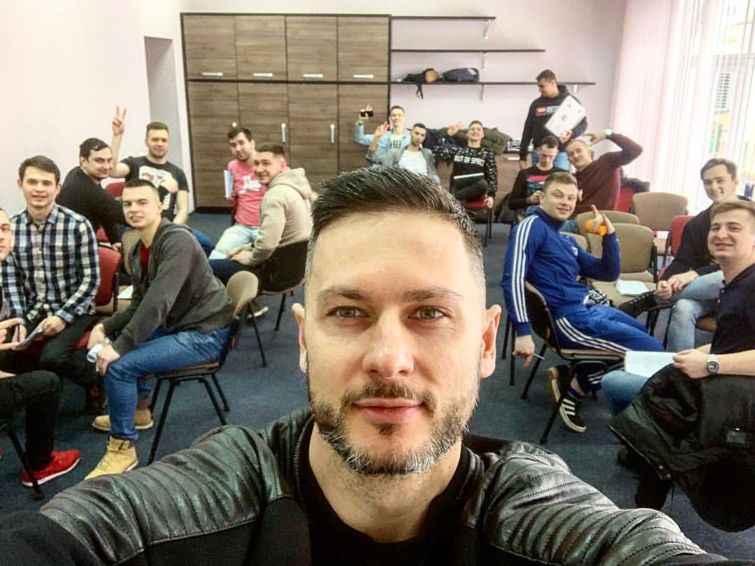 Александр Галевич с группой, селфи в зале