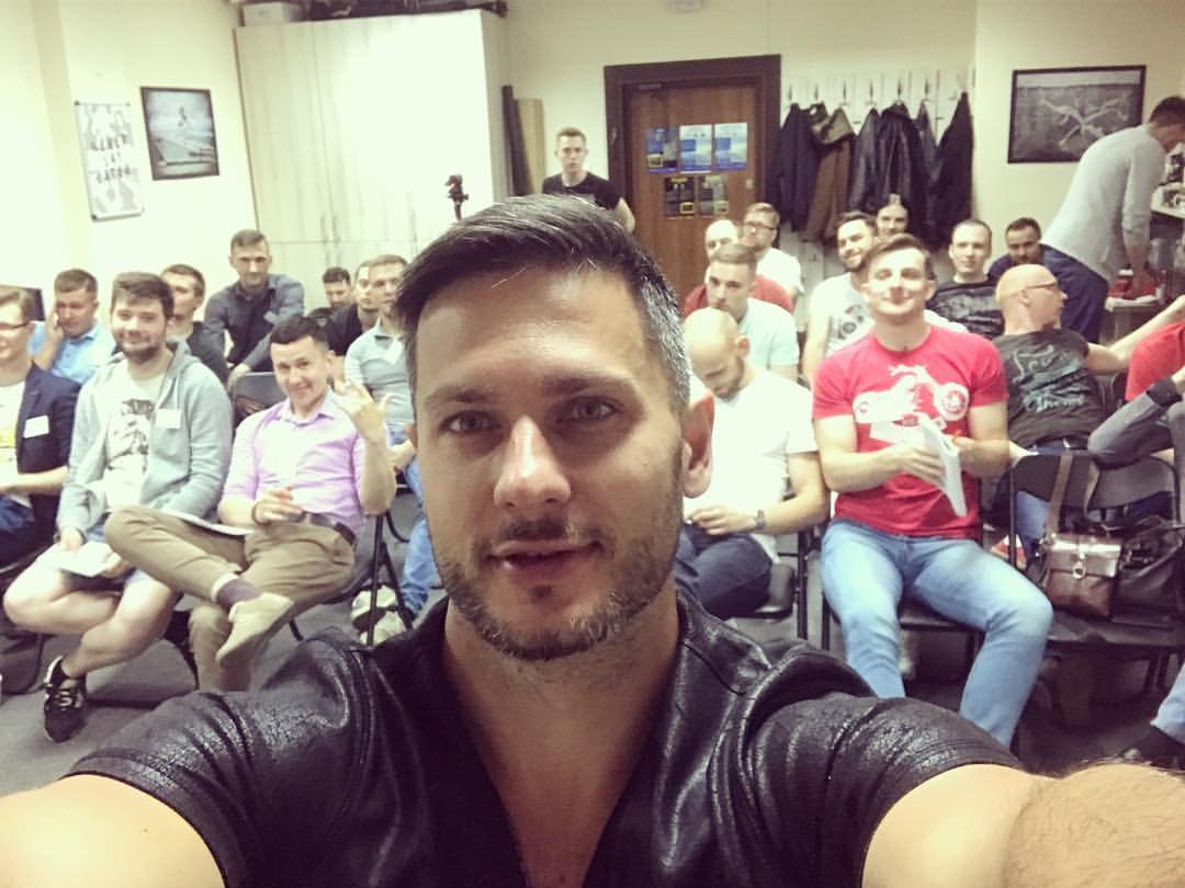 Александр Галевич на тренинге, полный зал