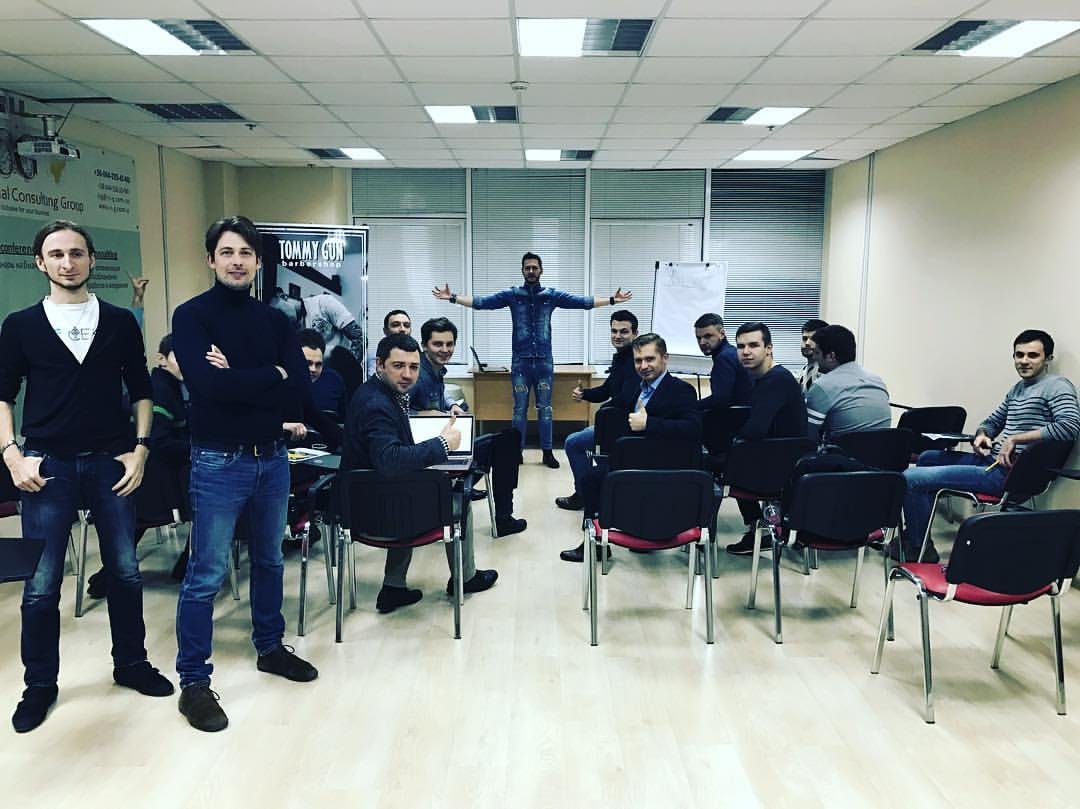 Александр Галевич ведёт группу мужчин