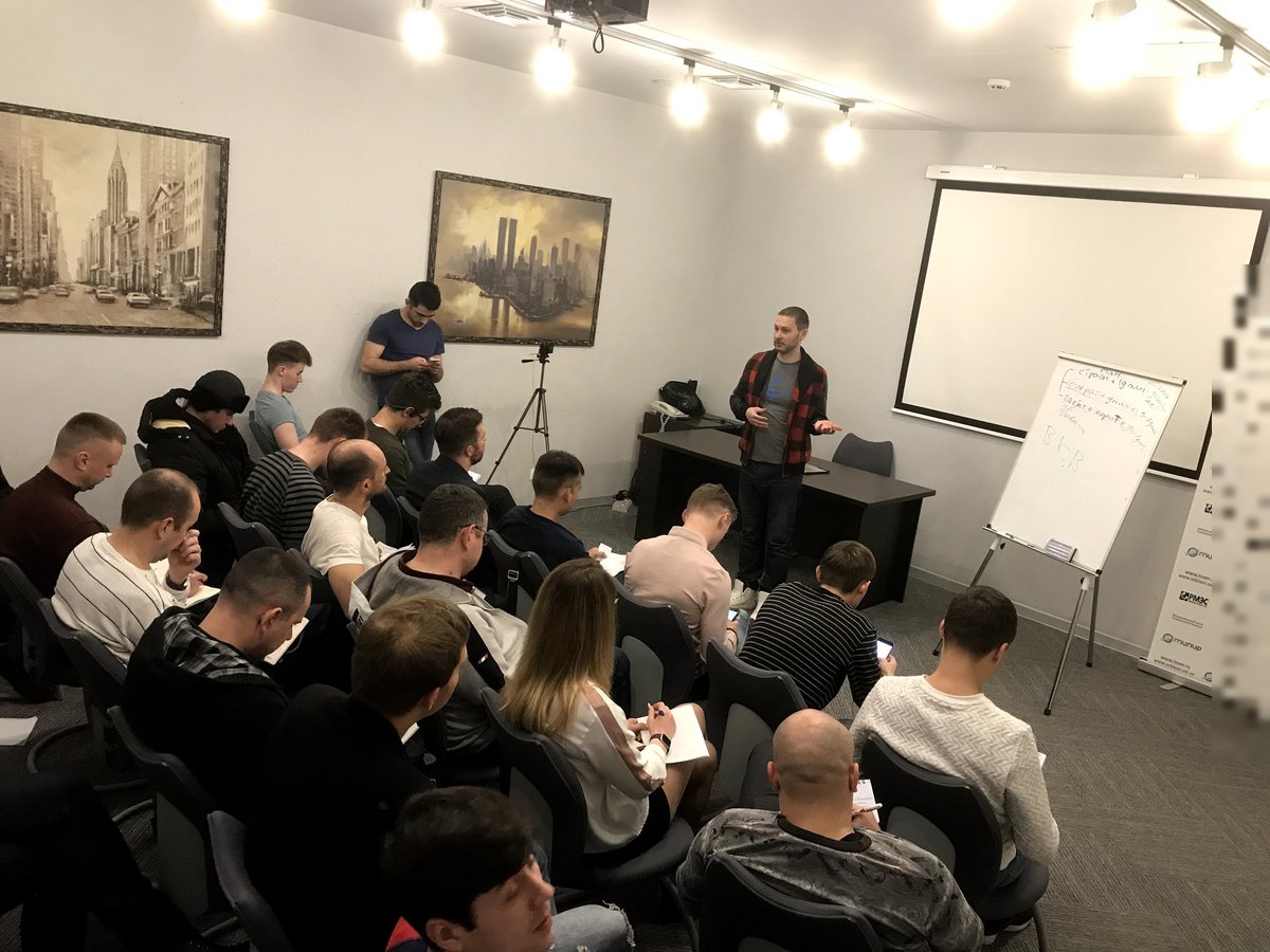 Рабочая группа на тренинге, полный зал