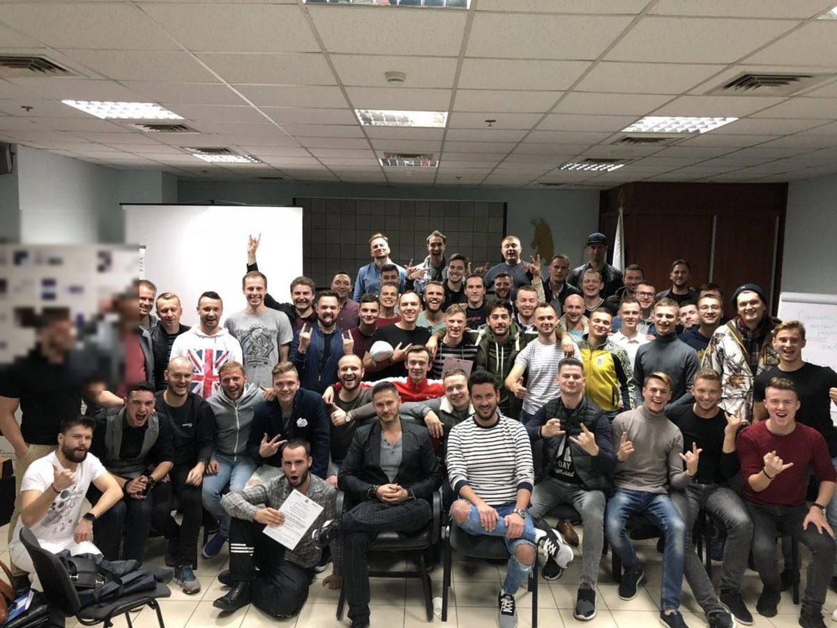Большая группа участников тренинга Александра Галевича