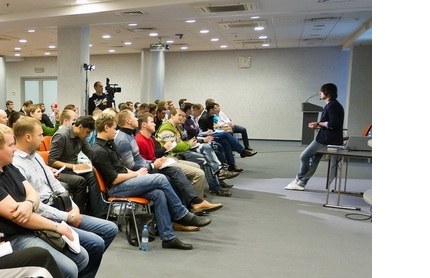 Полный зал на семинаре, участники конспектируют