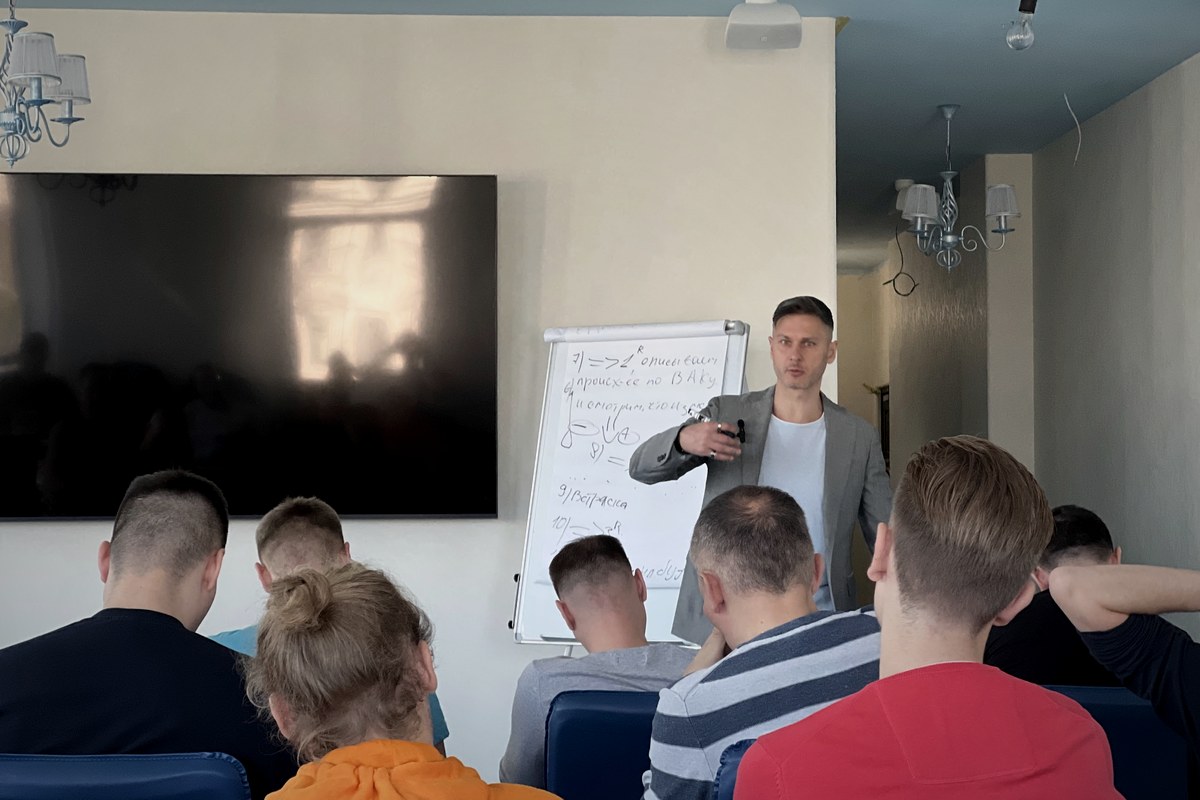 Александр Галевич ведет тренинг у флипчарта