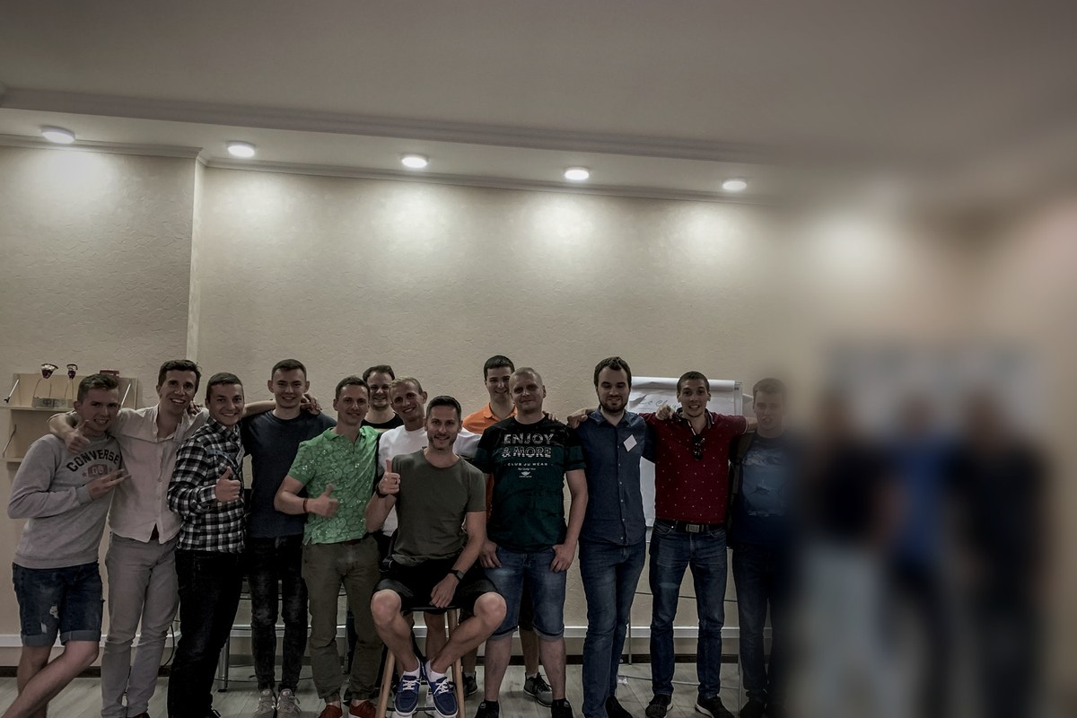 Большая группа выпускников тренинга Александра Галевича