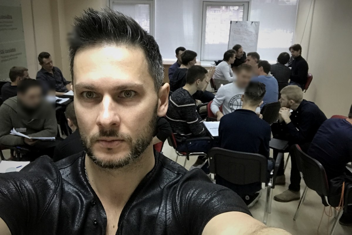 Аудитория на тренинге по мужской психологии